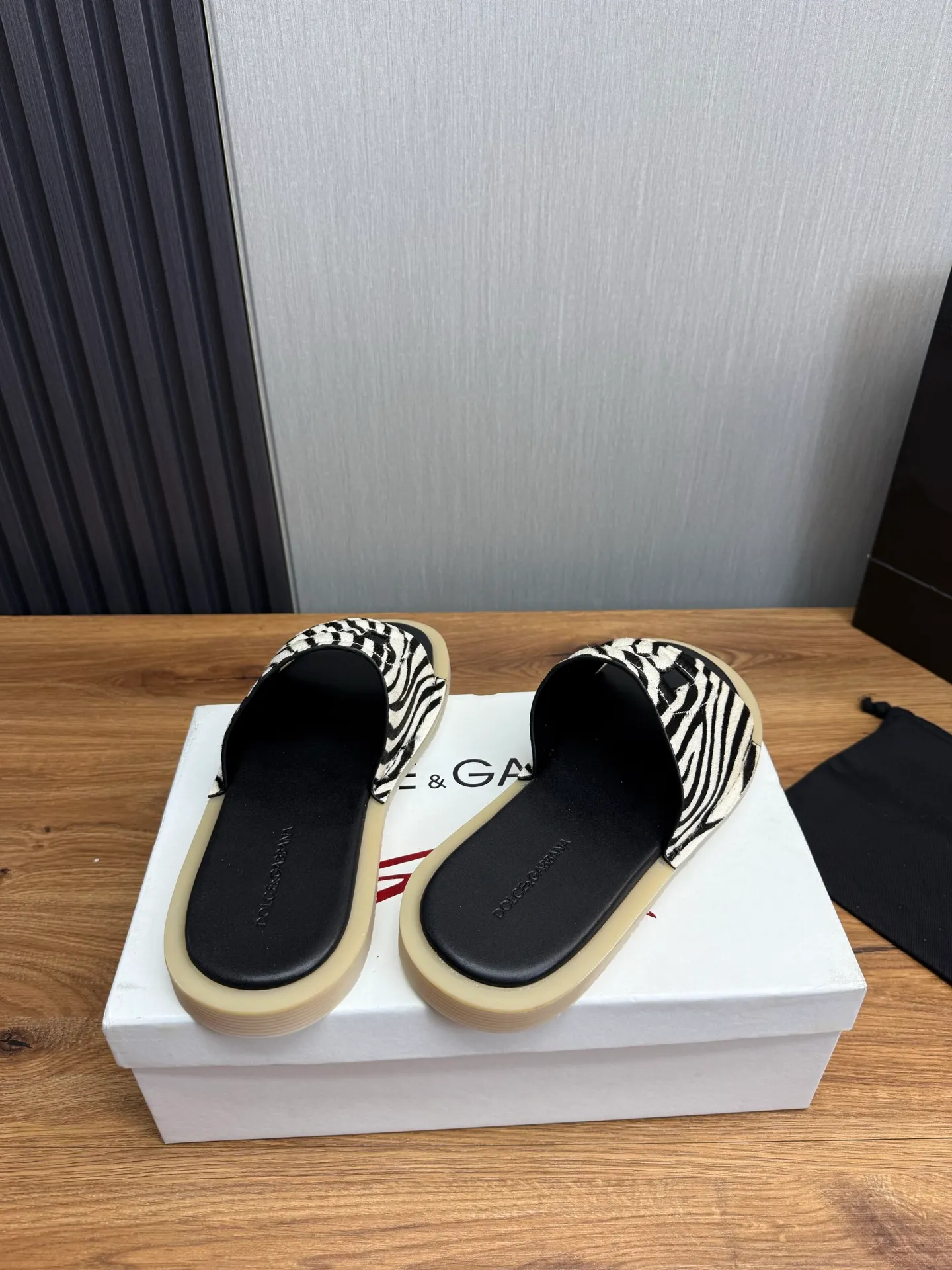 Men's men's shoes💰340💰Dolce & gabbana (DG) official website synchronized new slippers💥Fashion hot models: 1 exclusive mold opening✅Unique brand style logo upper💥Original private mold outsole✔️36-44 (45 customized, non-refundable)